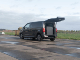 Peugeot Traveller rolstoelbus van Freedom Auto Aanpassingen oprijplaat omhoog
