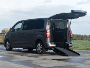 Peugeot Traveller rolstoelbus van Freedom Auto Aanpassingen met oprijplaat omlaag