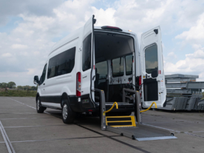 Rolstoellift voor rolstoelbus van Freedom Auto Aanpassingen