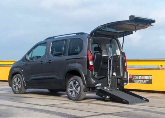 Peugeot Rifter rolstoelauto met XXL bodemverlaging van Freedom Auto Aanpassingen