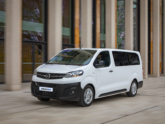 Opel Vivaro rolstoelbus van Freedom Auto Aanpassingen rijdend