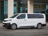 Opel Vivaro rolstoelbus van Freedom Auto Aanpassingen zijkant